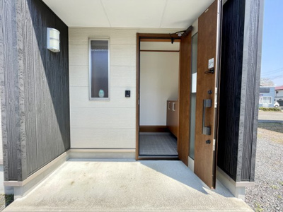 【玄関】 | 中古戸建　米沢市万世町牛森 | 玄関です♪玄関ポーチ付きで雪の日も安心です。