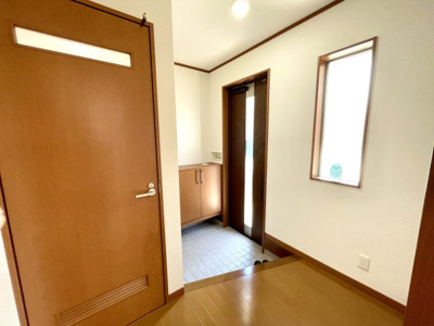 【玄関】 | 中古戸建　米沢市万世町牛森 | 広々とした玄関です♪入って右手にトイレがございます。