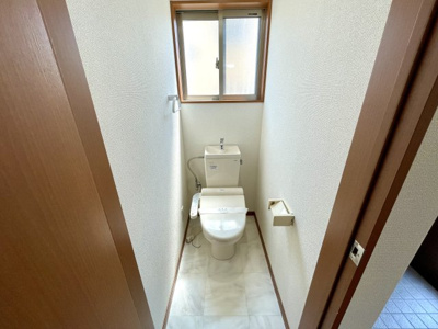 【トイレ】 | 中古戸建　米沢市万世町牛森 | 光が差し込む明るい印象のトイレです♪