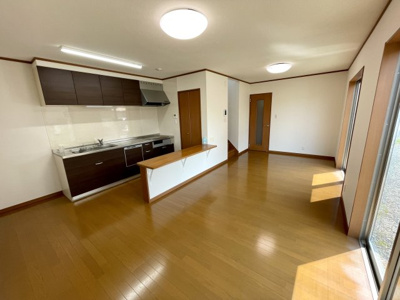【居間・リビング】 | 中古戸建　米沢市万世町牛森 | 大きな窓が光をたくさん取り込み、日当たりの良いリビングとなっております！