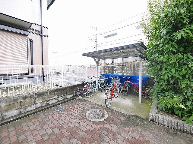 メゾン・ド・グランデュールのその他共用部分|屋根付きの駐輪場