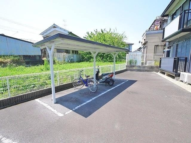 メゾン・ド・ラフィーヌのその他共用部分|屋根付きの駐輪場です