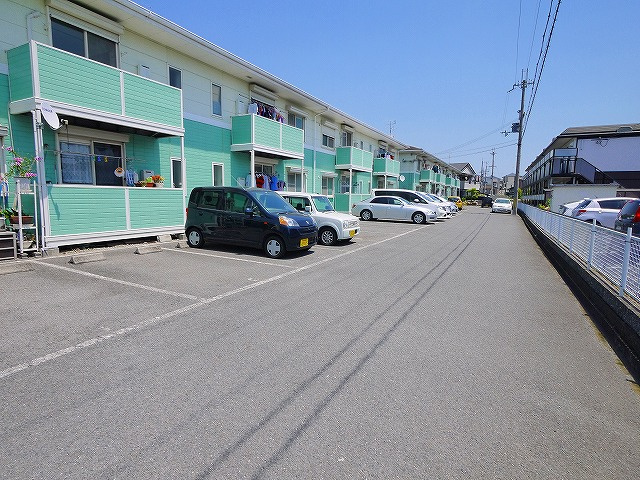 東池野ハイツAの駐車場|カースペースがあります