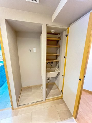 【洗面所】 | パークハイム豊中北桜塚　中古マンション | 【現地写真】
すっきり収まる専用スペースにランドリースペースを設置♪便利な棚もあります♪