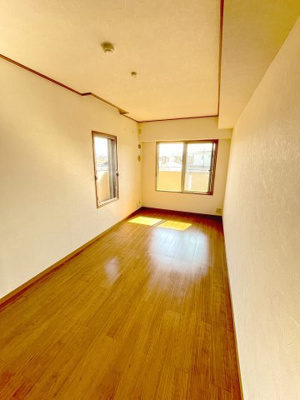 【洋室】 | パークハイム豊中北桜塚　中古マンション | 【現地写真】
洋室は7.6帖、8.5帖で広々、収納も完備♪
マンションでは珍しい2面採光で明るいです！