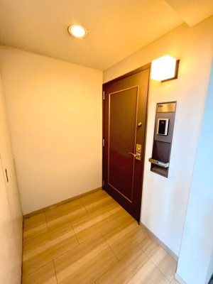 【玄関】 | パークハイム豊中北桜塚　中古マンション | 【現地写真】
高級感がありホテルのようです♪
モニター付きインターホンで安心！
