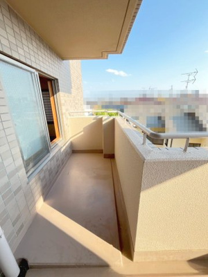 【バルコニー】 | パークハイム豊中北桜塚　中古マンション | 【現地写真】
南向きのワイドなバルコニーで陽当たりも良好です！