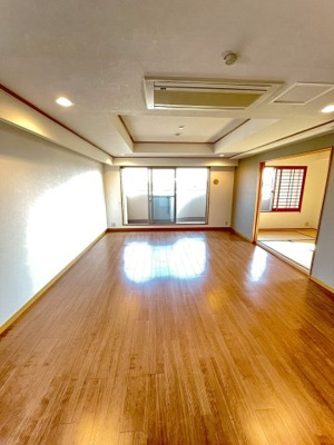 【居間・リビング】 | パークハイム豊中北桜塚　中古マンション | 【現地写真】
顔を見合わせて話ができる空間って素敵ですよね♪ご家族とコミュニケーションがとりやすい造りに♪