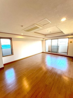 【居間・リビング】 | パークハイム豊中北桜塚　中古マンション | 【現地写真】
窓がたくさんあり陽光が入るリビングは気持ちが良いですね♪
ダウンライトは明るさ調整付きで便利です♪