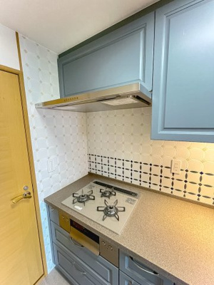 【キッチン】 | パークハイム豊中北桜塚　中古マンション | 【現地写真】
洗面所とキッチンは繋がっているので直接行き来ができ、家事動線がとても便利♪