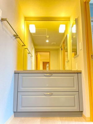 【独立洗面台】 | パークハイム豊中北桜塚　中古マンション | 【現地写真】
収納たっぷりのワイドな洗面所はゆとりある広さの設計となっております♪