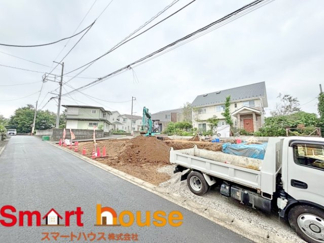伊勢原市高森　2区画の前面道路含む現地写真