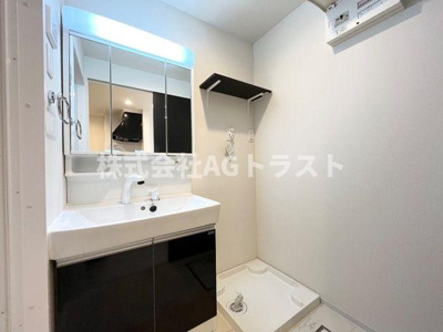 【洗面所】 | Luminous coat