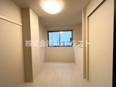 【寝室】 | Luminous coat