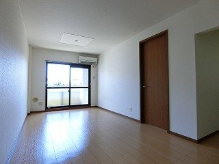 【居間・リビング】 | クリスタルＫＵＭＡＧＡＹＡ－Ｂ | ゆったり過ごせるリビングです