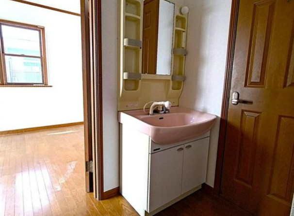【中古】坂戸市清水町リフォーム中古住宅の独立洗面台|２Fにも洗面台があり便利☆