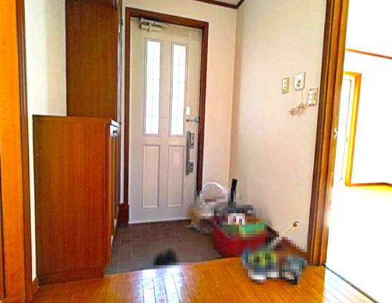 【中古】坂戸市清水町リフォーム中古住宅の玄関|毎日通る明るい玄関ホールです！