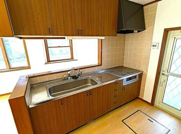 【中古】坂戸市清水町リフォーム中古住宅のキッチン|対面式のシステムキッチンでお料理をしながらリビングを見渡せます！