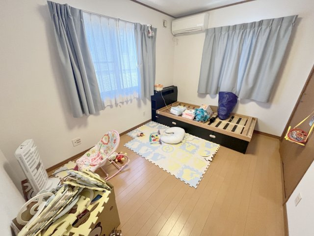 桶川市下日出谷のこだわりの邸宅の洋室|洋室約５．５帖
子供部屋や趣味のお部屋などに最適なお部屋です。２面採光でしっかりと明るさをキープしています。収納ももちろん設置しています。