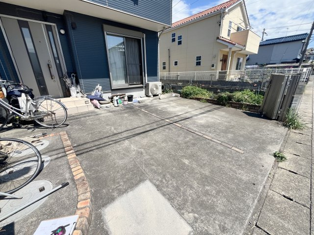 桶川市下日出谷のこだわりの邸宅の駐車場|広々並列２台駐車可能なスペースがございます。ちょっとした花壇や自転車スペースなどもありますので、皆様ゆったりとご利用できます。