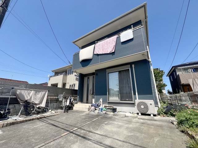 桶川市下日出谷のこだわりの邸宅の前面道路含む現地写真|晴れた日は素敵な青空と太陽に照らされた明るいおうちになります。お部屋もとても明るく、日中は照明いらずの空間です。