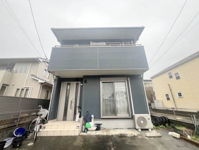 桶川市下日出谷のこだわりの邸宅の外観|青い外壁がこだわりを感じる注文住宅！陽当たりがとてもよく、風も良く通る住み心地の良いおうちです。広々敷地のこだわり溢れる邸宅です。