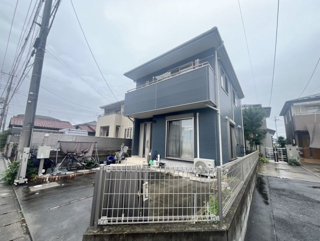 桶川市下日出谷のこだわりの邸宅の前面道路含む現地写真|南側が空いているので、角地のような佇まいになっています。周囲に高い建物も無いので、陽当たりも遮らず、暖かなおうちになっています。