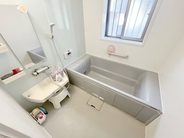 桶川市下日出谷のこだわりの邸宅の浴室|グレーの浴槽が素敵なユニットバスです。窓もあり、換気もしっかりとできます。浴室乾燥機設置済みです。