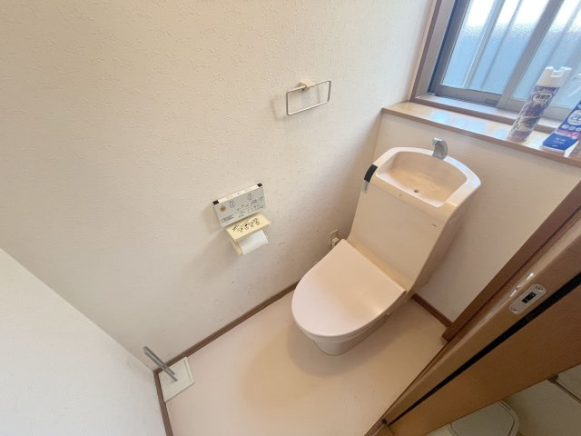 桶川市下日出谷のこだわりの邸宅のトイレ|１、２階にそれぞれトイレを配置しています。もちろん、ウォッシュレット機能付きです。窓もあり、換気もしっかり行えます。