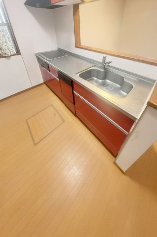 桶川市下日出谷のこだわりの邸宅のキッチン|大きめなキッチンは、浄水機能や食洗器、IHクッキングヒーターなど充実装備になっています。こだわりのキッチンスペースをぜひ現地で御覧ください。勝手口も付いています。
※写真はCG加工しています。