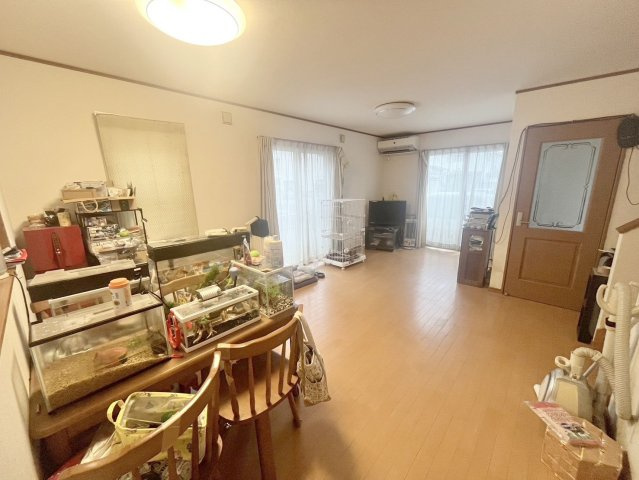 桶川市下日出谷のこだわりの邸宅の居間・リビング|約１８．５帖の広々リビング！窓も３面あり、とても明るいリビングになっています。家具の配置もしやすい縦長の間取りを採用しています。