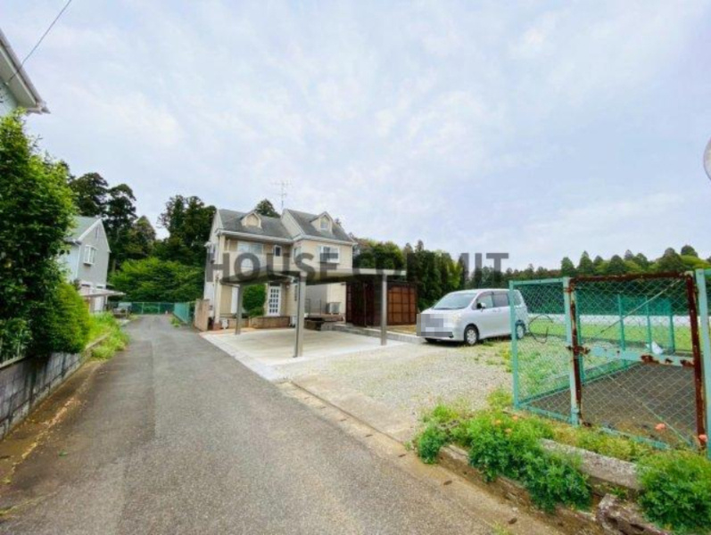 敷地広々（約７０坪）　富里市七栄中古戸建の前面道路含む現地写真