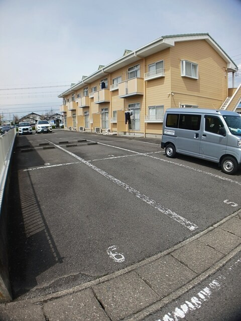 コーポウイングの駐車場
