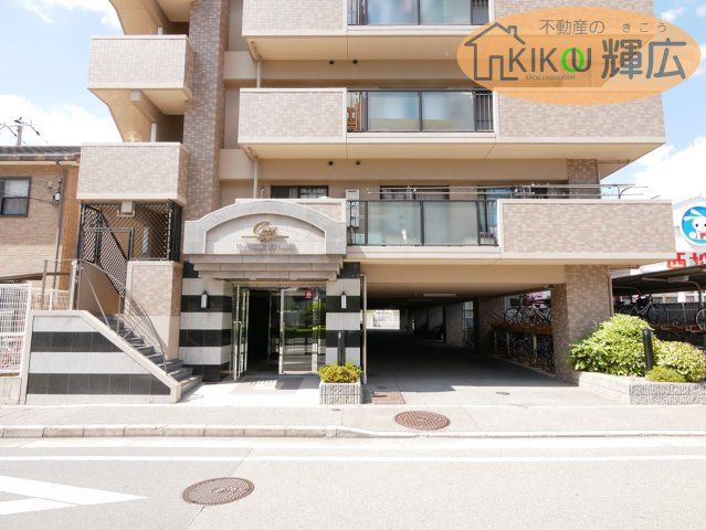 明治グランドヒル二見　2階の玄関|築28年の物件となっておりますが、築年数を感じさせない外観となっております。