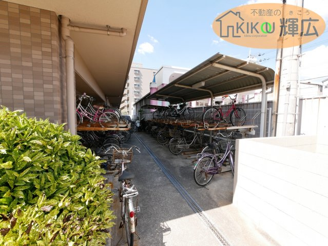 明治グランドヒル二見　2階の駐車場|駐輪所です。