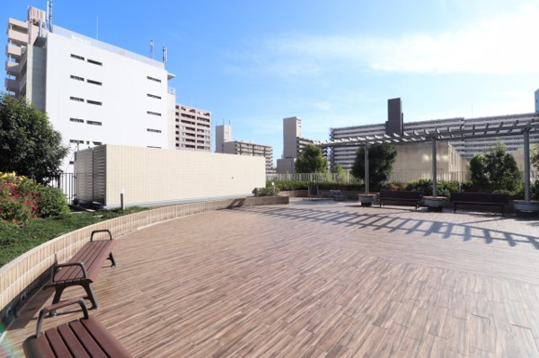 【中庭】 | 【コミュニティガーデン】爽やかなウッドデッキに、パーゴラやベンチなどを設けたコミュニティスペース☆