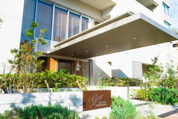  | 【エントランス外観】建物を囲む美しい並木に沿いに歩くと、さりげなく現れるエントランスアプローチ！