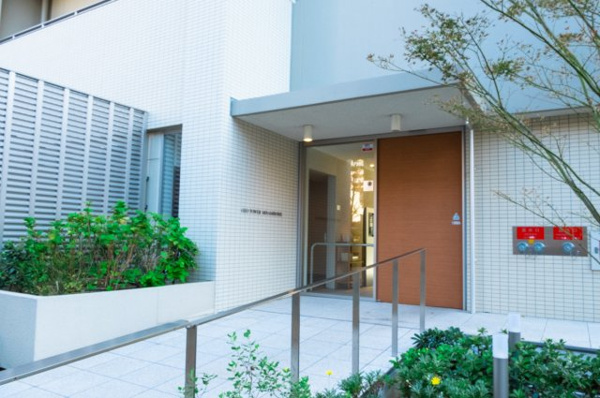  | 【サブエントランス外観】メインエントランスの反対側（敷地北側）に位置するサブエントランス！