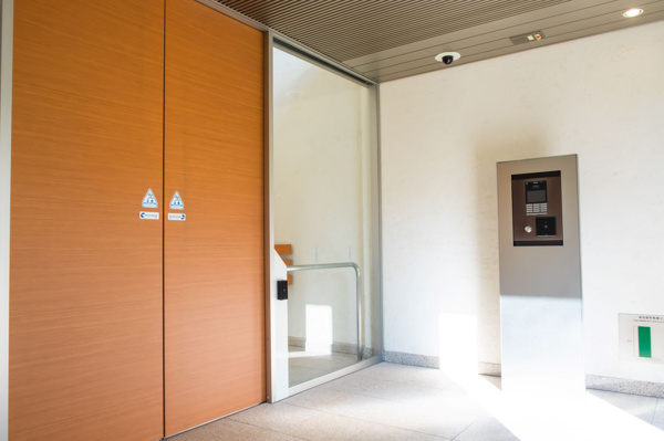 【エントランス】 | 【風除室】メインエントランスの風除室です。もちろんオートロックです！強固なセキュリティで安心！