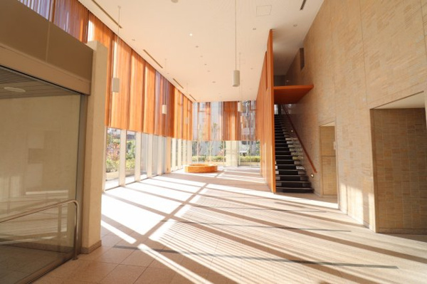【エントランス】 | 【エントランスホール】開放的な二層吹抜。南堀江にゆかりの深い木を各所に取り入れた、あたたかな空間！