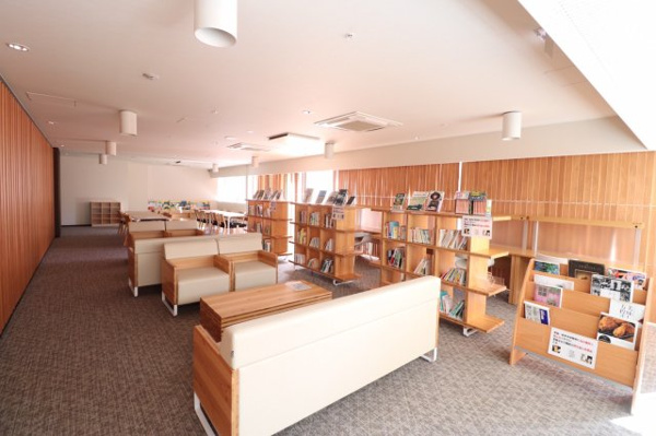 【その他共用部分】 | 【コミュニティサロン】お子様への読み聞かせや、PC作業にも。リビングの延長としてお寛ぎください。