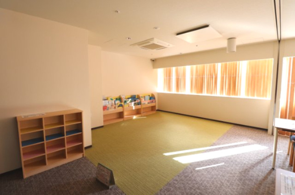 【その他共用部分】 | 【コミュニティサロン】南向きの窓から明るい陽光が差し込みます。歓談や趣味の時間をゆっくり過ごせます。