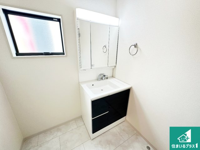 桜井市三輪　第9期　新築一戸建ての独立洗面台|清潔感のある洗面台です。フラットな鏡は掃除がしやすく毎日清潔！鏡裏には収納があるのでスッキリとした洗面台が保てます。