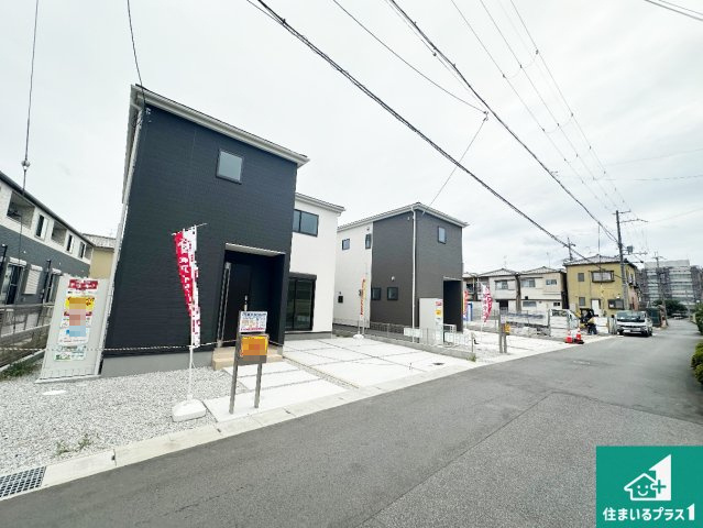 桜井市三輪　第9期　新築一戸建ての前面道路含む現地写真|周辺は閑静な住宅街！前面道路広々で車の出し入れも便利です。駐車が苦手な方でも安心して車庫入れできます！