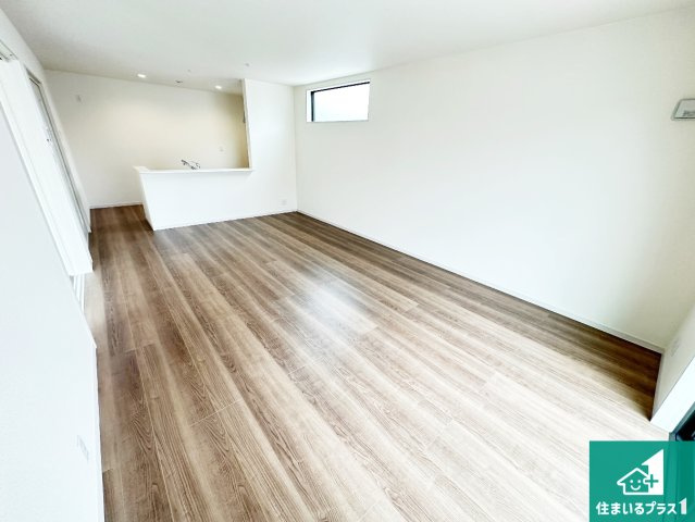 桜井市三輪　第9期　新築一戸建ての居間・リビング|日当たり良好の明るいリビングで朝の目覚めもスッキリできそう！対面キッチンでご家族のコミュニケーションも自然と増える設計！小さなお子様が遊ぶスペースを作っても広々とくつろげるLDK！