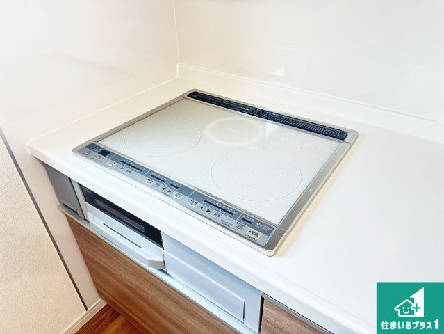 桜井市三輪　第9期　新築一戸建ての設備|火を使わないので、安心なＩＨコンロ！でこぼこが無い構造なので、掃除もしやすく清潔に保てます！