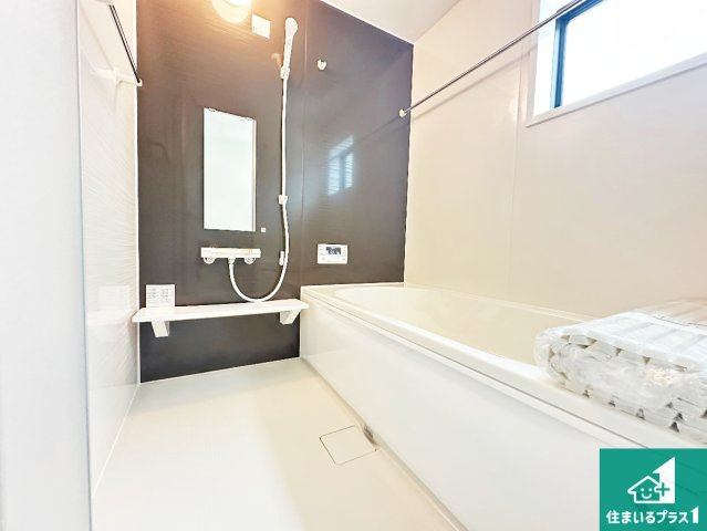 桜井市三輪　第9期　新築一戸建ての浴室|足をゆったり伸ばして寛げる浴槽です。窓が設けられていますので差し込む光が明るく穏やかな雰囲気にしてくれます♪浴室乾燥機も設置しているので、雨の日の洗濯物も安心です♪