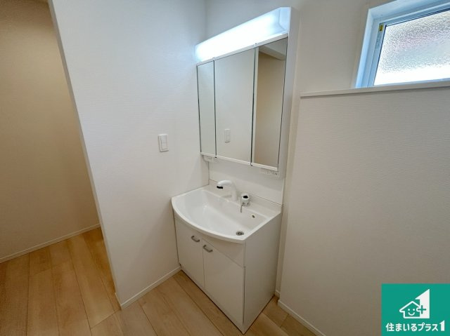 貝塚市澤　第4期　新築一戸建ての独立洗面台|清潔感のある洗面台です。フラットな鏡は掃除がしやすく毎日清潔！鏡裏には収納があるのでスッキリとした洗面台が保てます。