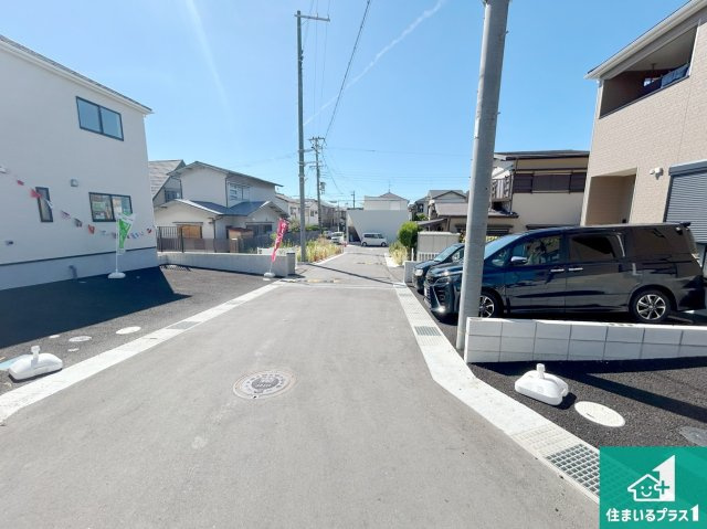 貝塚市澤　第4期　新築一戸建ての前面道路含む現地写真|周辺は閑静な住宅街！前面道路広々で車の出し入れも便利です。駐車が苦手な方でも安心して車庫入れできます！
