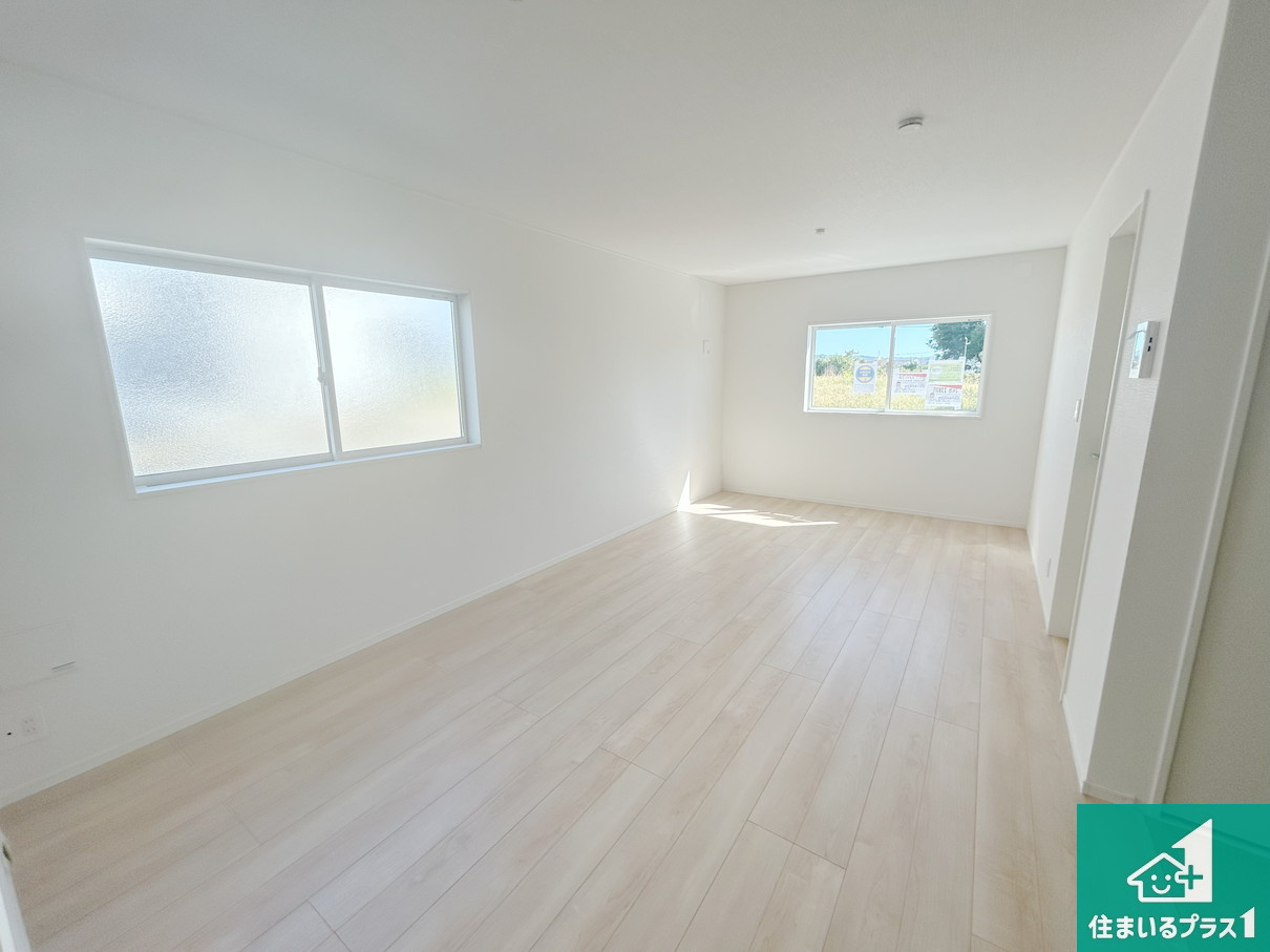 貝塚市澤　第4期　新築一戸建ての居間・リビング|日当たり良好の明るいリビングで朝の目覚めもスッキリできそう！対面キッチンでご家族のコミュニケーションも自然と増える設計！小さなお子様が遊ぶスペースを作っても広々とくつろげるLDK！